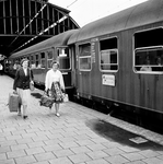 854170 Afbeelding van de internationale trein Mediterraneo van Den Haag naar Genova langs het perron van het ...